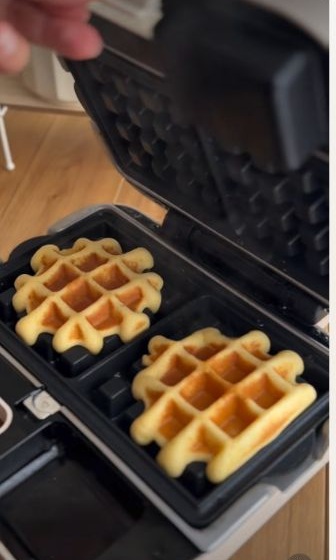 こんがり焼き上がった米粉ワッフル