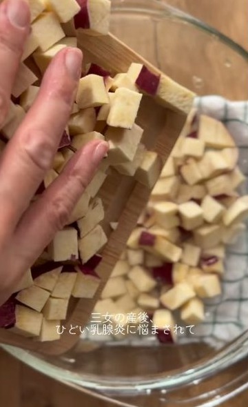 1cm角に切ったさつまいもを水にさらす