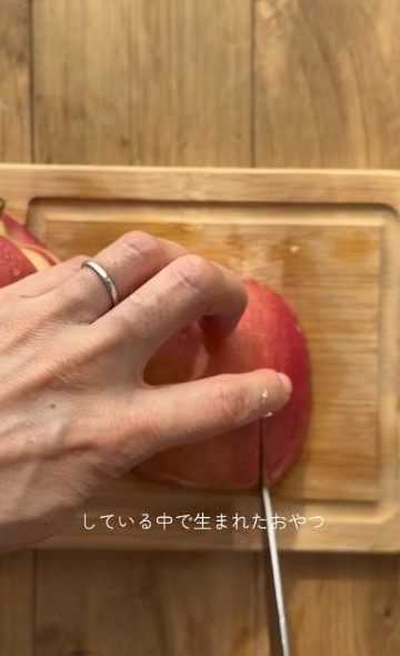 りんごを切る